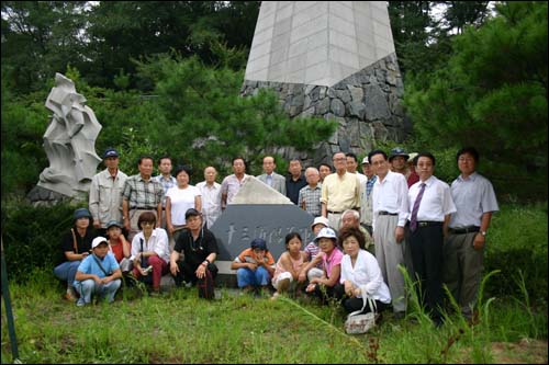 망우리 13도창의군탑을 참배하는 의병정신선양회원과 왕산 후손들 